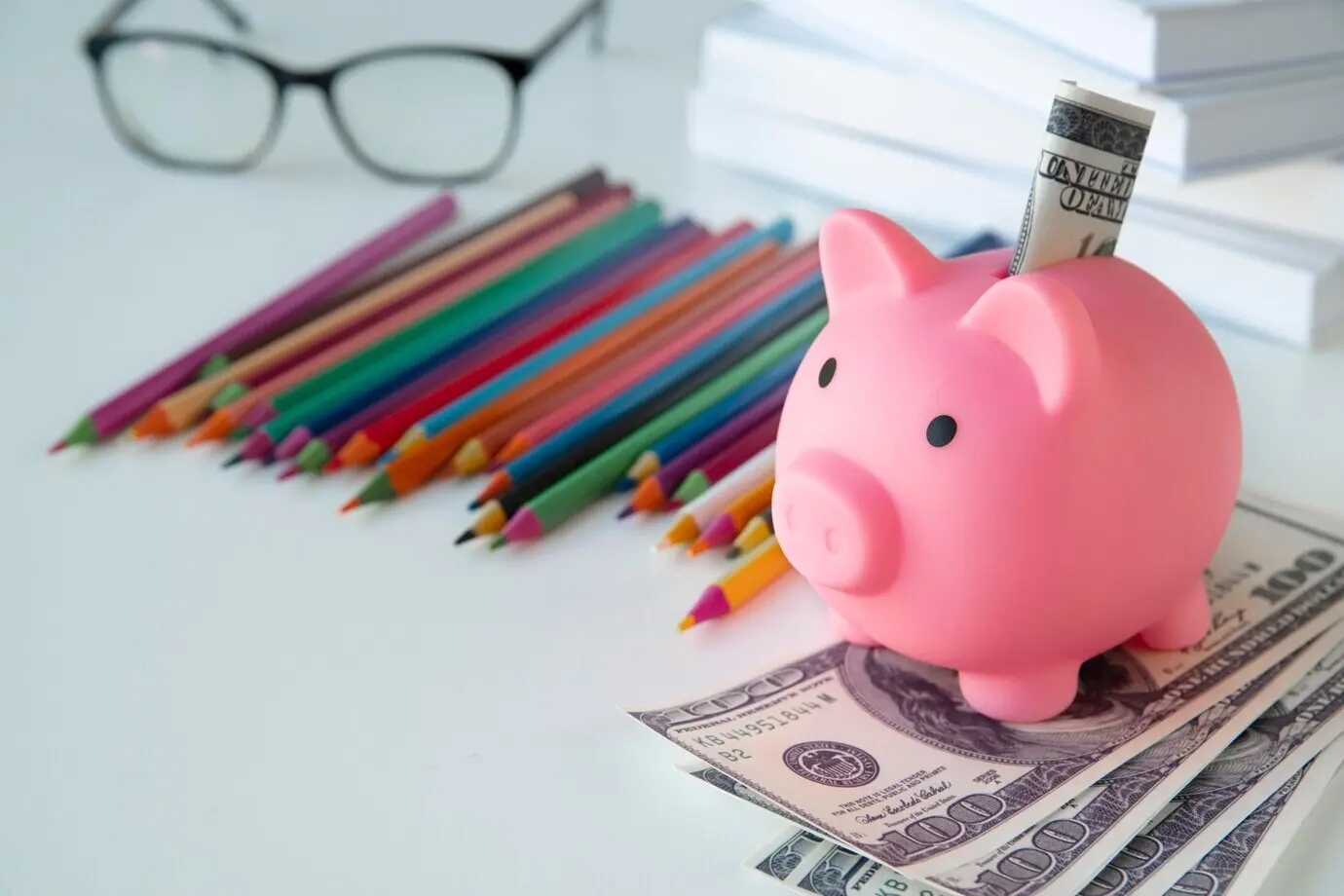 Nahaufnahme von Bildungs- und Wirtschaftsgegenständen.